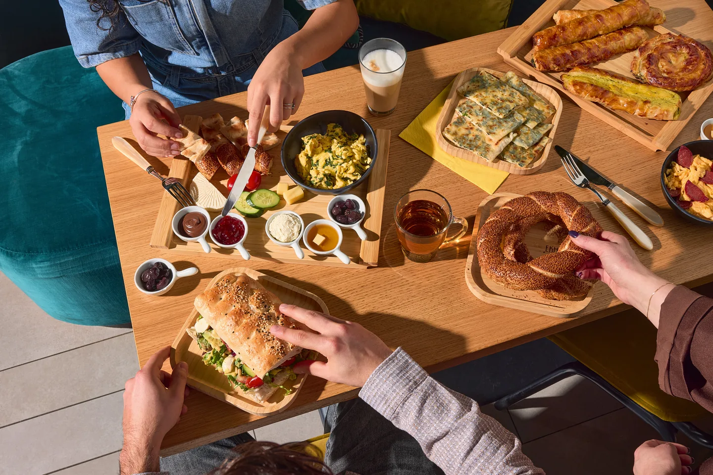 Een uitgebreide ontbijttafel bij Ekmekci met simit, börek, gözleme, roerei, kaas, olijven en Turkse thee