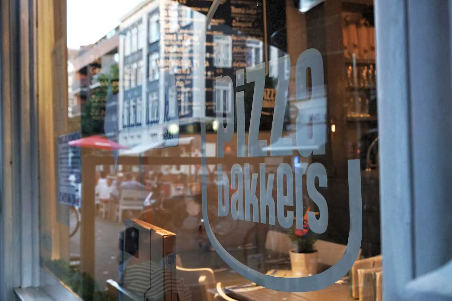 De gevel van een vestiging van De Pizzabakkers