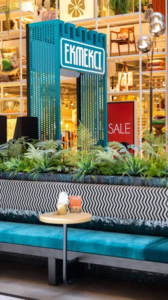 De ingang van een Ekmekci-vestiging in een winkelcentrum