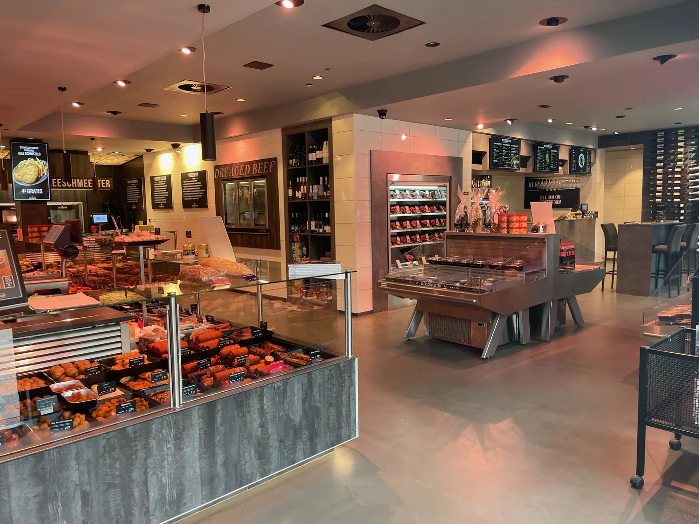 Interieur van een Vleeschmeester-vestiging met vitrines en dry aged beef