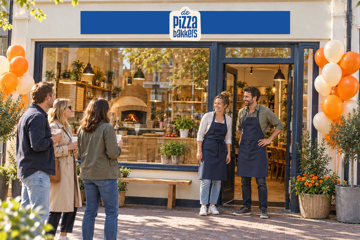 Opening van een pizzeria met het logo van De Pizzabakkers op het gevelbord. Twee medewerkers in schort staan bij de ingang terwijl bezoekers met bekers toekijken; langs de gevel hangen oranje en crèmekleurige ballonnen